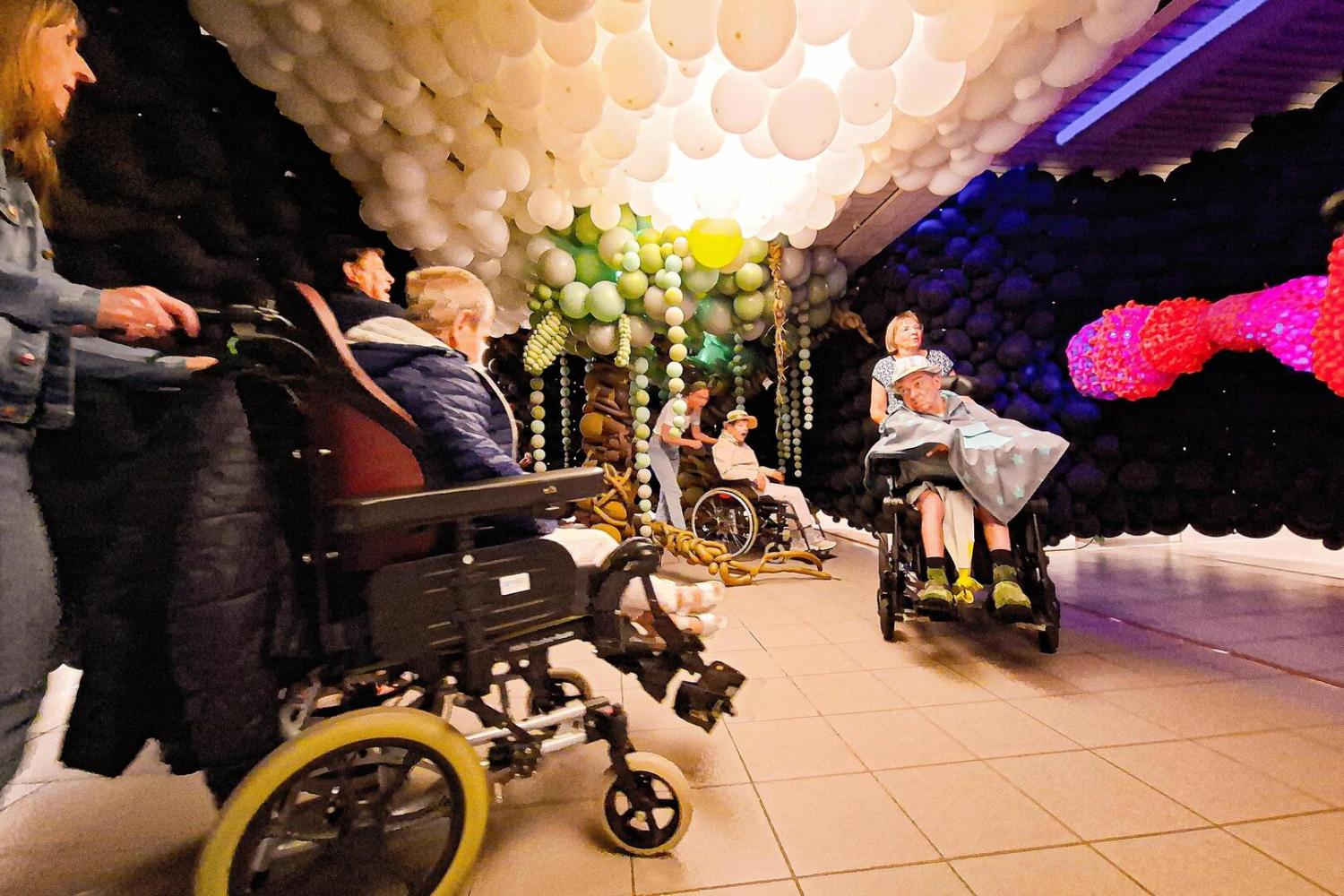 De bewoners en hun begeleiders maken kennis met de bijzondere expo waarop onder andere een ruimte met ballonen werd ingekleed_.jpg